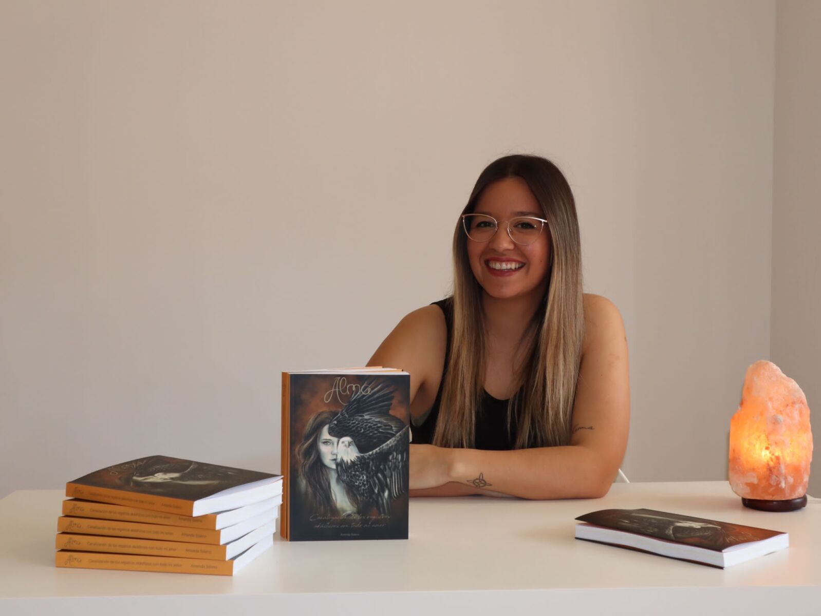Amanda Solano invita a sus lectores a vivir el ahora a través de su libro: ‘Alma’.